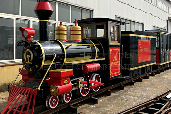Trenul antic din parcul de distracții pentru adulți este disponibil în Dinis