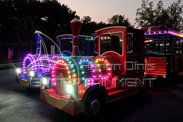 Passeios de trem antigo infantil com lanterna