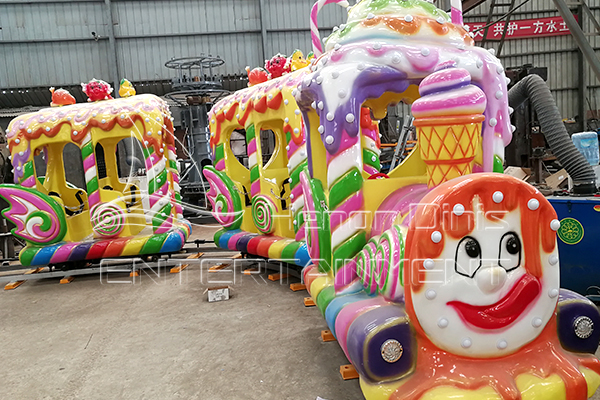 Tren de pista de dibuixos animats temàtics caramels al carnaval