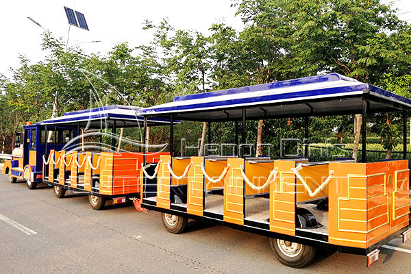 Tren sen vías do parque de atraccións Diesel