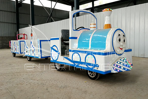 Dinis neue spurlose Thomas-Lokomotive fährt im Hinterhof
