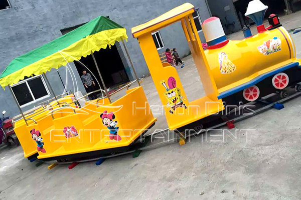 বাড়ির পিছনের দিকের পরিবার ট্রেন