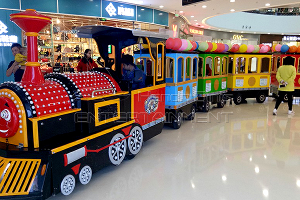 Забавниот центар Томас возот се вози во Динис