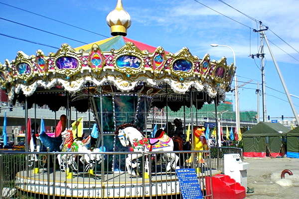 Apļveida karuselis ar dažādu dzīvnieku rotaļu laukumu braucieniem