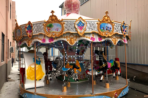 Petit rond-point zébré pour centre commercial