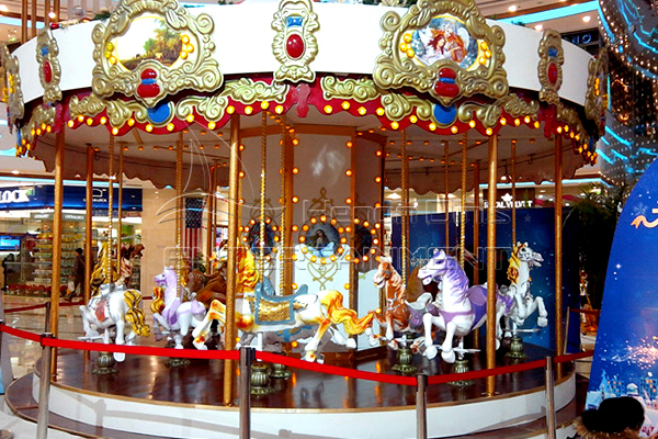 Antik Merry Go Round-hest til salg i indkøbscentret