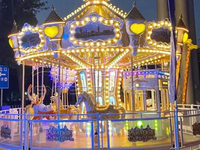 Karuselis ar krāsainām LED gaismām