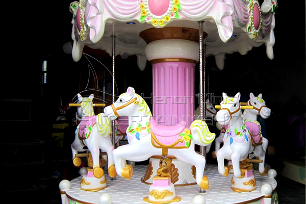 ຂັບເຄື່ອນ Carousel ວັນຄຣິດສະມາດຂະຫນາດນ້ອຍ