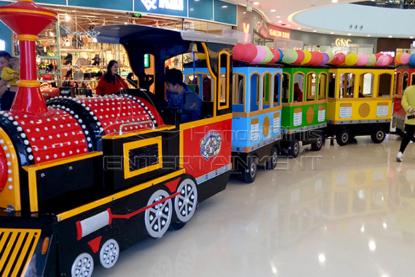 Vianočné jazdy Thomasovým bezkoľajovým vlakom do nákupného centra
