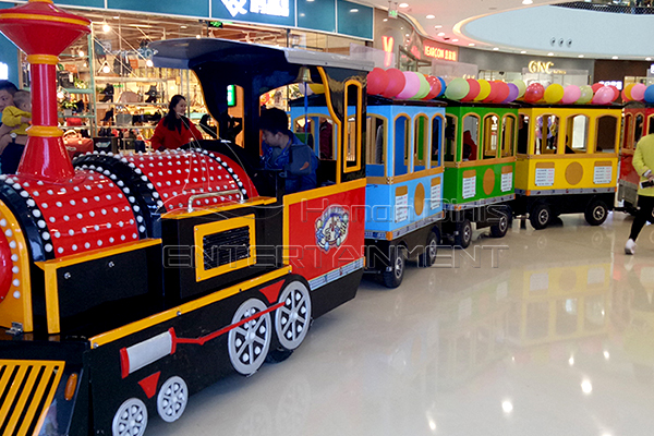 Noely Thomas Trackless Train Rides ho an'ny Mall