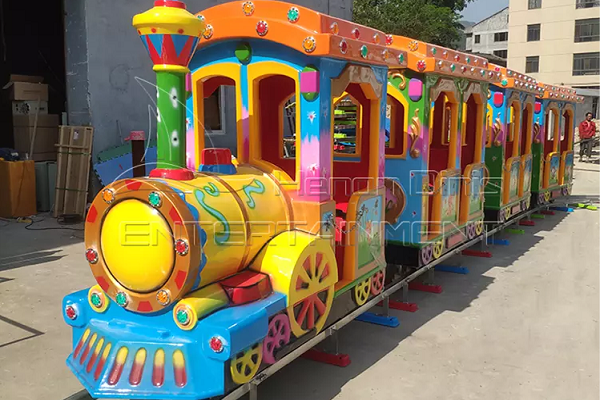 Pārdodu bērnu braucienus ar vilcienu