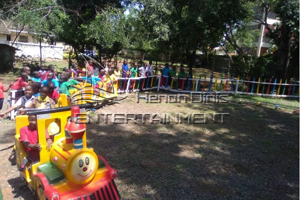 Nenos montando no tren Thomas con pista para divertirse