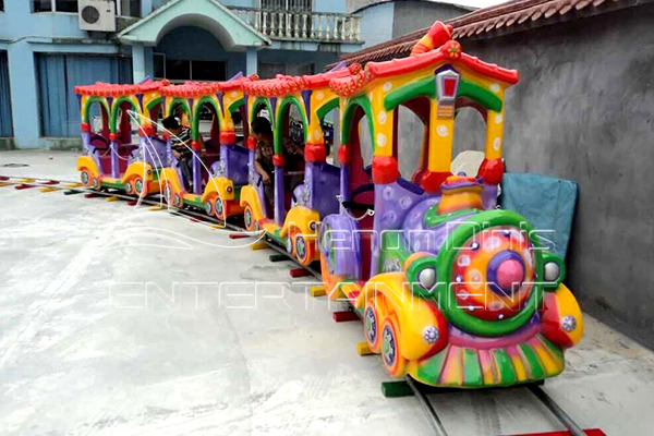 Paseo de carnaval en tren circense para familia