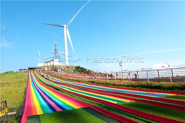 Paseo en la pista de esquí Rainbow de Indonesia por una zona pintoresca