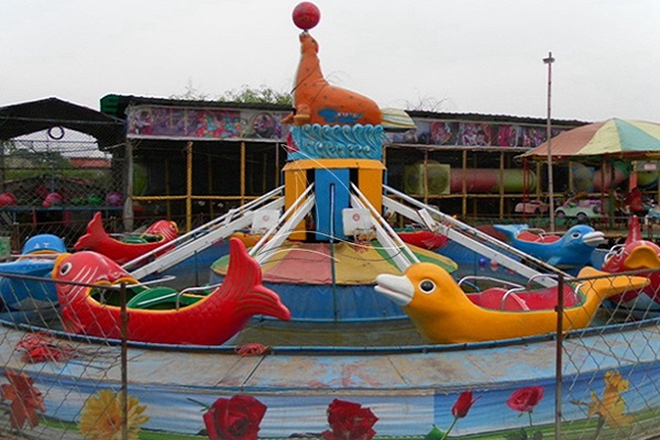 Passeig per a nens del parc d'atraccions dels dofins d'autocontrol