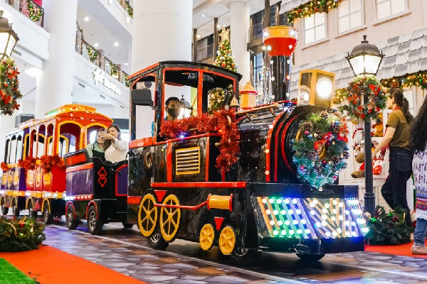 Tren del centro comercial navideño con decoraciones festivas