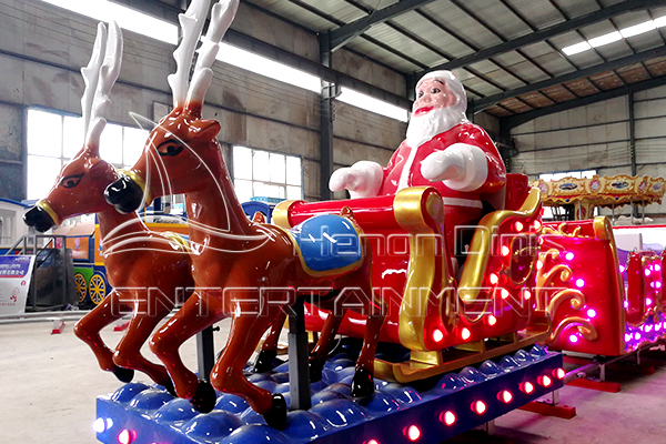 Kereta Api Krismas di Pusat Beli-belah Popular dengan Pemilik Kompleks Beli-belah dan Keluarga dengan Kanak-kanak