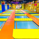 Arena de salto libre del parque de trampolines cubierto