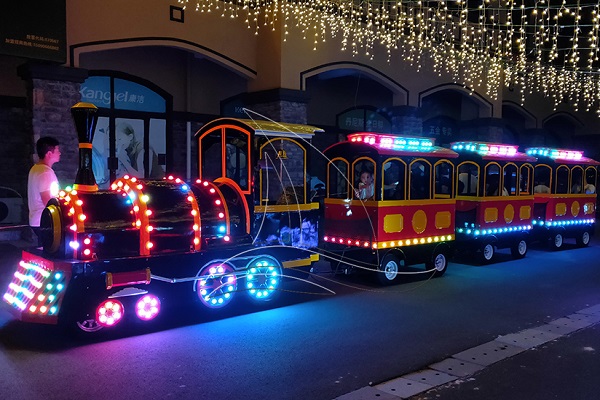 Ноћни возови на продају у старинском забавном парку