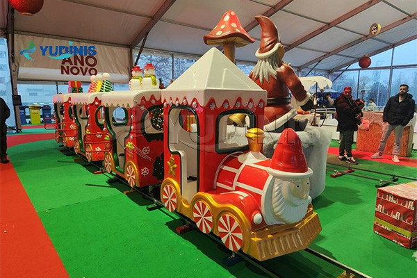 Naik Kereta Natal dengan Jalur untuk Anak-anak