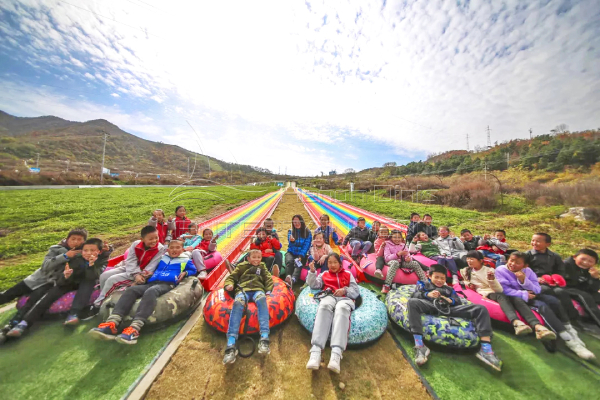 Grasslide Rainbow Slide am Biergregioun wéi Indonesien