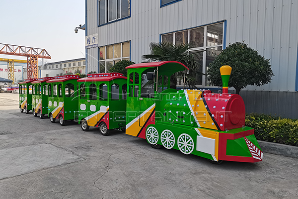 Tren elektrik në miniaturë jeshile pa gjurmë